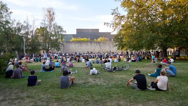 La compa&ntilde;&iacute;a Hutsun+Ortzi presenta el espect&aacute;culo 'Urbasa', una combinaci&oacute;n de m&uacute;sica, circo, txalaparta y artes circenses, dentro del ciclo Cinco Puntas del Festival de las Murallas 2022 en la Ciudadela de Pamplona. I&Ntilde;IGO ALZUGARAY