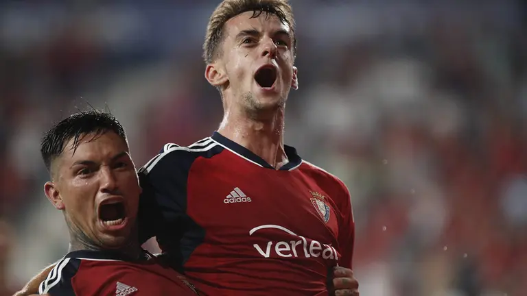 Chimy &Aacute;vila y Aimar Oroz celebran el segundo gol de Osasuna ante el Sevilla, conseguido por el canterano desde el punto de penalti. C.A. OSASUNA