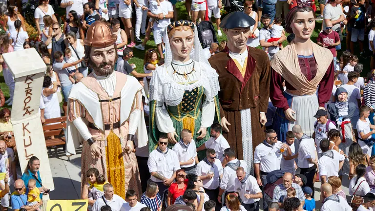 Lanzamiento del Chupinazo de inicio de las Fiestas de Burlada 2022, este a&ntilde;o a cargo de dos de los mayores de la jubiloteca municipal de la localidad. I&Ntilde;IGO ALZUGARAY