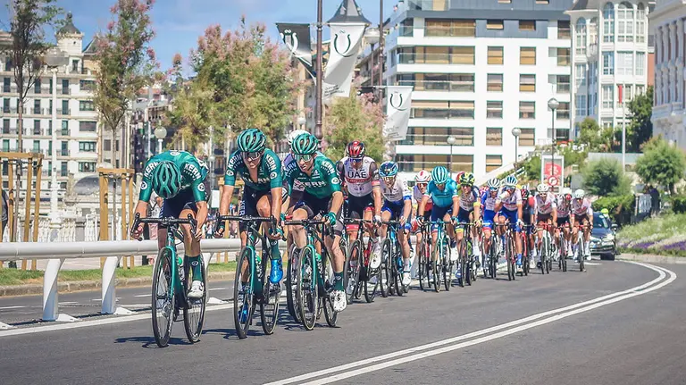 El equipo navarro Kern Pharma en cabeza del pelot&oacute;n. Cedida.