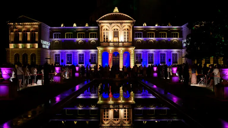 El jard&iacute;n del Palacio de Navarra acoge un concierto del festival Flamenco On fire, protagonizado por el guitarrista Rafael Riqueni, que act&uacute;a desde el balc&oacute;n central de la fachada del Antiguo Archivo General. PABLO LASAOSA