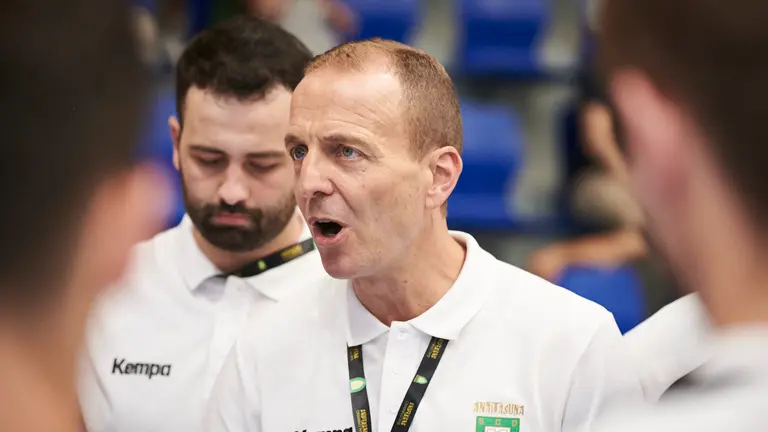 Quique Domínguez en un tiempo muerto del Anaitasuna  en Pamplona. PABLO LASAOSA