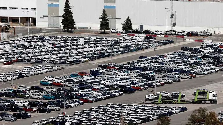 La factor&iacute;a de Volkswagen Navarra acumula ya m&aacute;s de 10.000 coches sin terminar debido a los problemas existentes en el suministro de semiconductores, han informado a Efe desde la planta automovil&iacute;stica. En la propia f&aacute;brica est&aacute;n estacionadas unas 6.000 unidades de los modelos T-Cross, Taigo y Polo que se producen en Pamplona, tanto en la campa principal que se utiliza habitualmente para almacenar los coches terminados como en otros espacios como los viales internos de la planta.El resto han sido trasladados, en primer lugar, a la campa que la empresa tiene en la localidad de Ira&ntilde;eta, que tambi&eacute;n se utiliza habitualmente como punto de carga de camiones. EFE/ Jes&uacute;s Diges