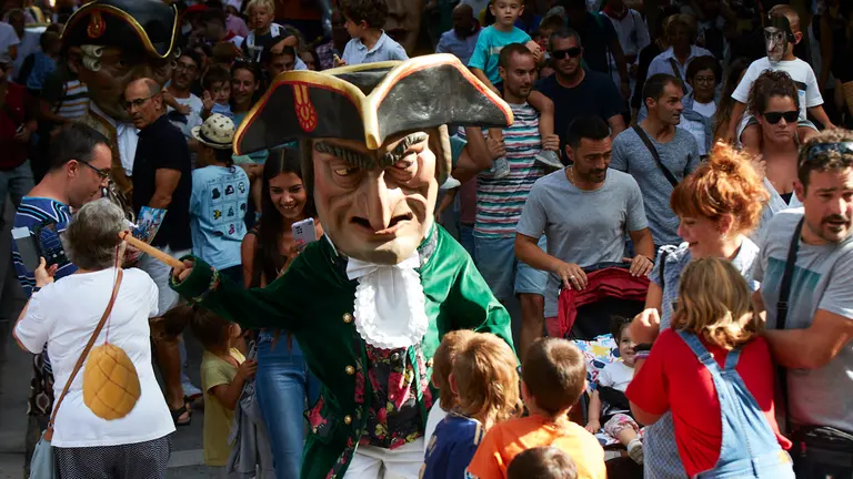 Salida de la Comparsa de Gigantes y Cabezudos por las calles de Pamplona con motivo de la celebraci&oacute;n del d&iacute;a del Privilegio de la Uni&oacute;n de los tres burgos de la ciudad. I&Ntilde;IGO ALZUGARAY