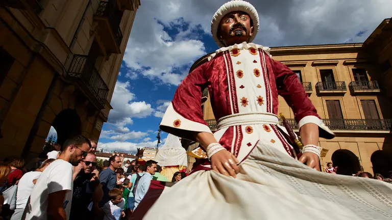 Salida de la Comparsa de Gigantes y Cabezudos por las calles de Pamplona con motivo de la celebraci&oacute;n del d&iacute;a del Privilegio de la Uni&oacute;n de los tres burgos de la ciudad. I&Ntilde;IGO ALZUGARAY