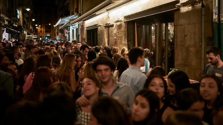 Cientos de personas disfrutan del primer juevintxo universitario del curso 2022-2023. PABLO LASAOSA