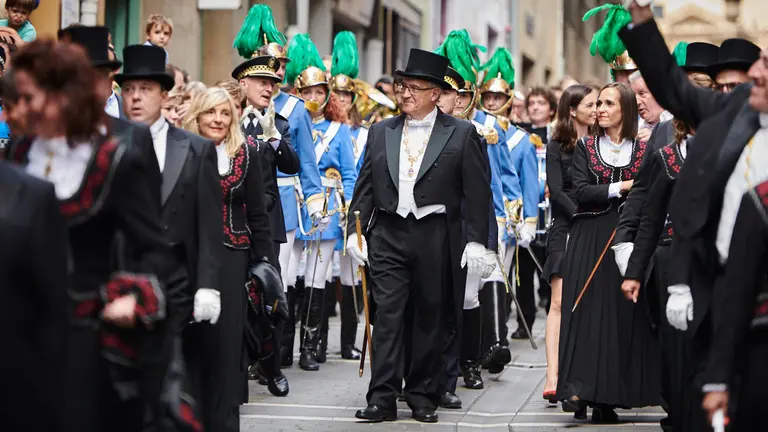 La corporaci&oacute;n del Ayuntamiento de Pamplona en cuerpo de ciudad desfila por las calles de Pamplona durante las fiestas del Privilegio de la Uni&oacute;n 2022. PABLO LASAOSA