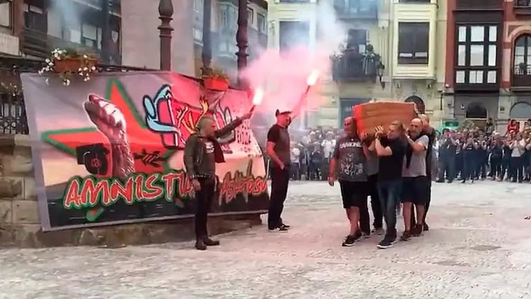 Durante el homenajes al etarra se pase&oacute; su f&eacute;retro por las calles. CEDIDA