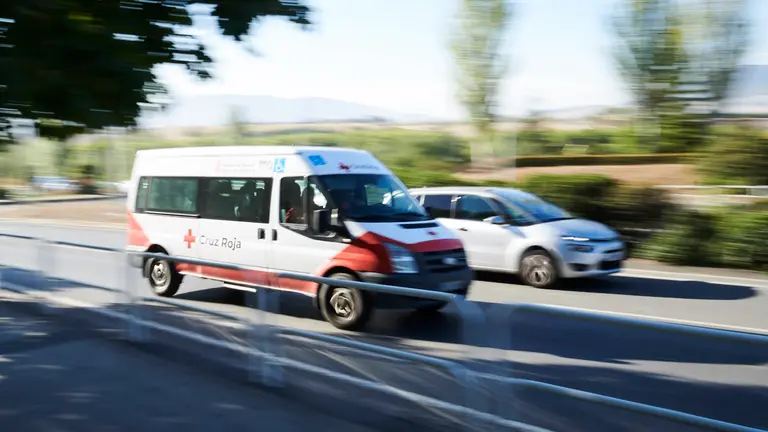 Una ambulancia circula por la Avenida de Navarra en Pamplona. PABLO LASAOSA