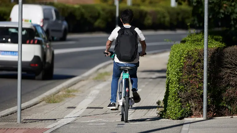 Un hombre en bicicleta dircula por la Avenida de Navarra en Pamplona. PABLO LASAOSA