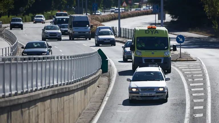 Una ambulancia circula por la Avenida de Navarra en Pamplona. PABLO LASAOSA