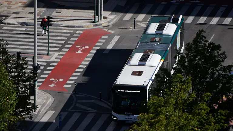 Una villavesa circula por la calle Pio XII en Pamplona. PABLO LASAOSA