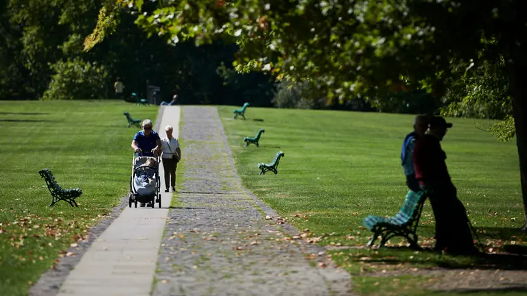 Varias personas pasean por la Vuelta del Castillo. PABLO LASAOSA