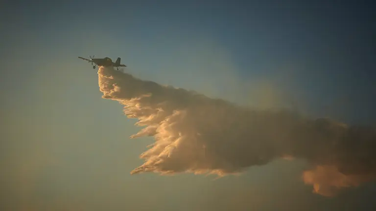 Medios a&eacute;reos tratan de apagar un incendio forestal en el monte San Cristobal. PABLO LASAOSA