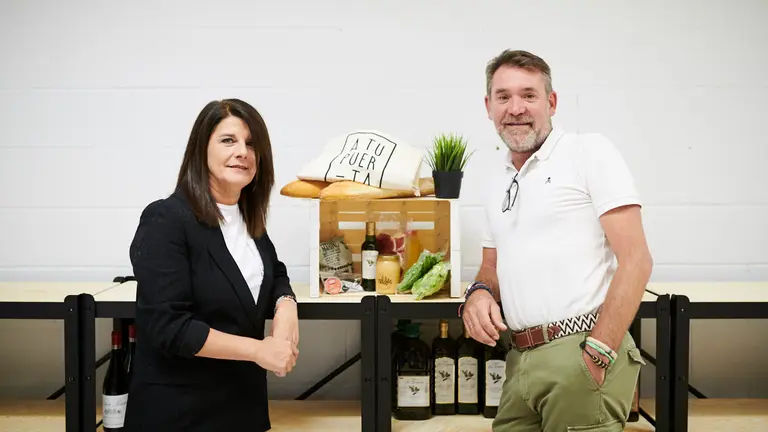 Luis Huarte junto a Yolanda López-Tello, de A tu puerta. PABLO LASAOSA