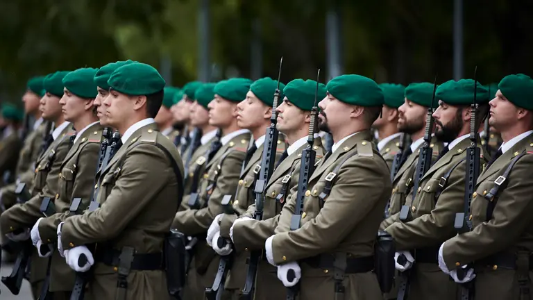 Acto de Jura de Bandera 2022 para personal civil en Pamplona presidido por el jefe de Estado Mayor del Ej&eacute;rcito de Tierra. PABLO LASAOSA