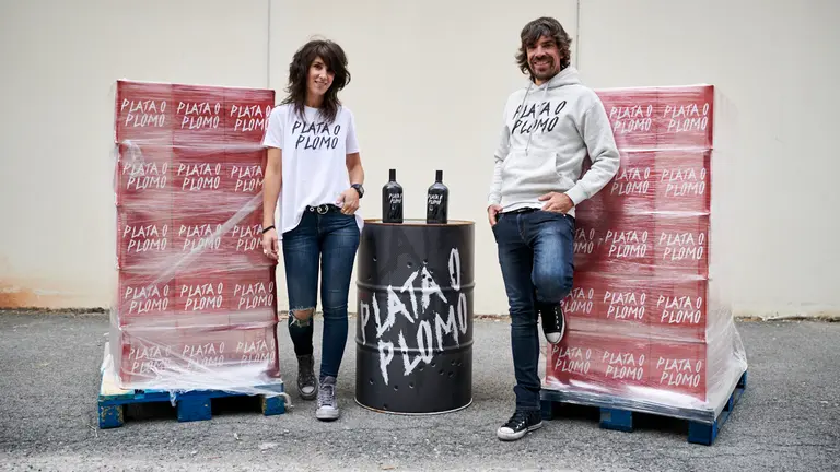 Belate e Iñaki Beunza, de la marca Plata o Plomo, junto a varias cajas. PABLO LASAOSA