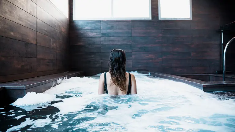 Imagen de una mujer en un balneario. FREEPIK.COM