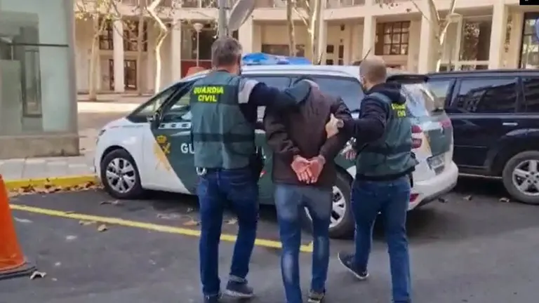 La Guardia Civil detiene al presunto autor de la estafa.

La Guardia Civil de Navarra, en el marco de la Operaci&oacute;n 'BAZARPOP', que se inici&oacute; en el del pasado a&ntilde;o, ha esclarecido dos estafas realizadas a trav&eacute;s de internet y ha detenido a su presunto autor, un var&oacute;n de 20 a&ntilde;os residente en la localidad Cacere&ntilde;a de Navalmoral de la Mata.

ESPA&Ntilde;A EUROPA SOCIEDAD NAVARRA
GUARDIA CIVIL