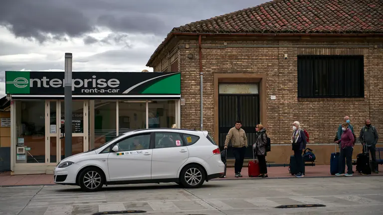 Taxis en la estaci&oacute;n de trenes Renfe de Pamplona. IRANZU LARRASOA&Ntilde;A