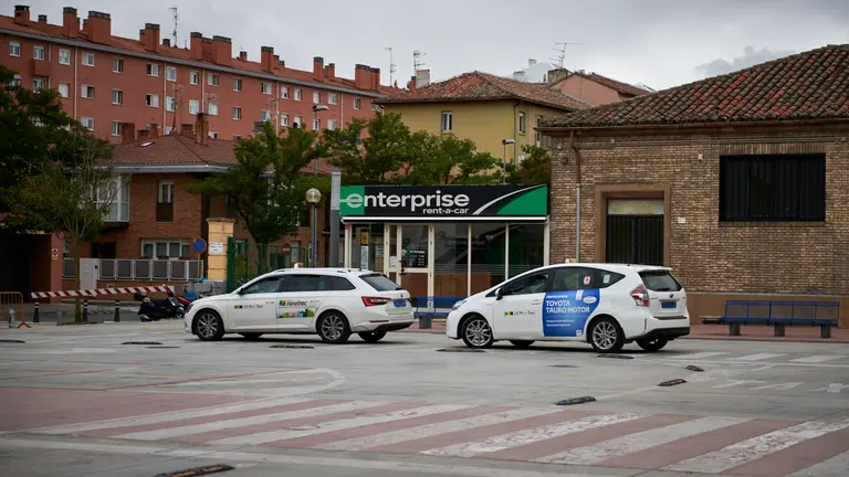 Taxis en la estaci&oacute;n de trenes Renfe de Pamplona. IRANZU LARRASOA&Ntilde;A