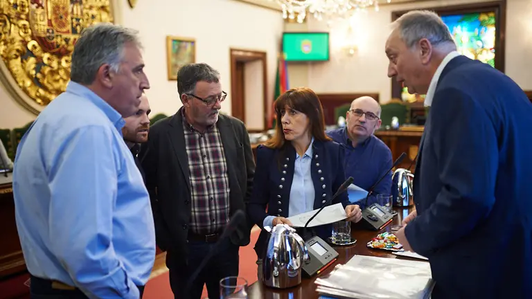 De Izquiera a derecha: Joseba Asir&oacute;n (Eh Bildu),Xabier Sagardoy (PSN), Javier Leoz (Geroa Bai), Maite Esporr&iacute;n (PSN), Joxe Abaurrea (Eh Bildu) y Patxi Leuza (Geroa Bai) hablan antes del pleno del Ayuntamiento. Miguel Os&eacute;s