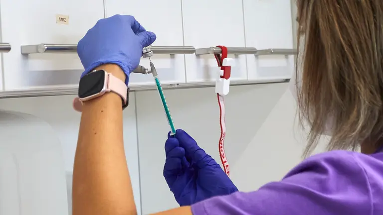 La consejera de Salud, Santos Indur&aacute;in, recibe la vacuna de la gripe junto con la dosis de refuerzo frente al COVID-19, coincidiendo con la apertura de la campa&ntilde;a de vacunaci&oacute;n en poblaci&oacute;n vulnerable. I&Ntilde;IGO ALZUGARAY