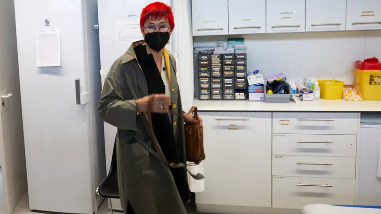 La consejera de Salud, Santos Indur&aacute;in, recibe la vacuna de la gripe junto con la dosis de refuerzo frente al COVID-19, coincidiendo con la apertura de la campa&ntilde;a de vacunaci&oacute;n en poblaci&oacute;n vulnerable. I&Ntilde;IGO ALZUGARAY