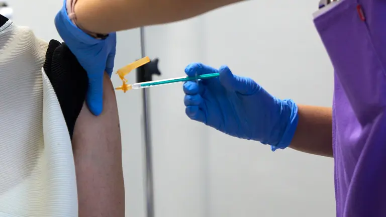 La consejera de Salud, Santos Indur&aacute;in, recibe la vacuna de la gripe junto con la dosis de refuerzo frente al COVID-19, coincidiendo con la apertura de la campa&ntilde;a de vacunaci&oacute;n en poblaci&oacute;n vulnerable. I&Ntilde;IGO ALZUGARAY