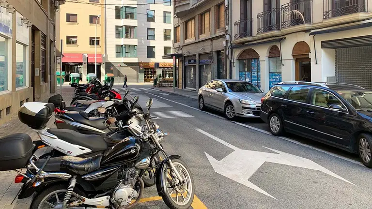 Calle Trinidad Fern&aacute;ndez Arenas en Pamplona. Al fondo la calle Garc&iacute;a Casta&ntilde;&oacute;n. Navarra.com