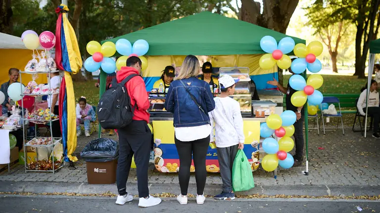 La Federaci&oacute;n de Asociaciones de Inmigrantes de Navarra celebra el d&iacute;a de la Hispanidad en el parque de Antoniutti de Pamplona. PABLO LASAOSA