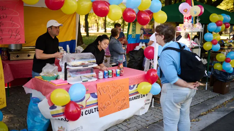 La Federaci&oacute;n de Asociaciones de Inmigrantes de Navarra celebra el d&iacute;a de la Hispanidad en el parque de Antoniutti de Pamplona. PABLO LASAOSA