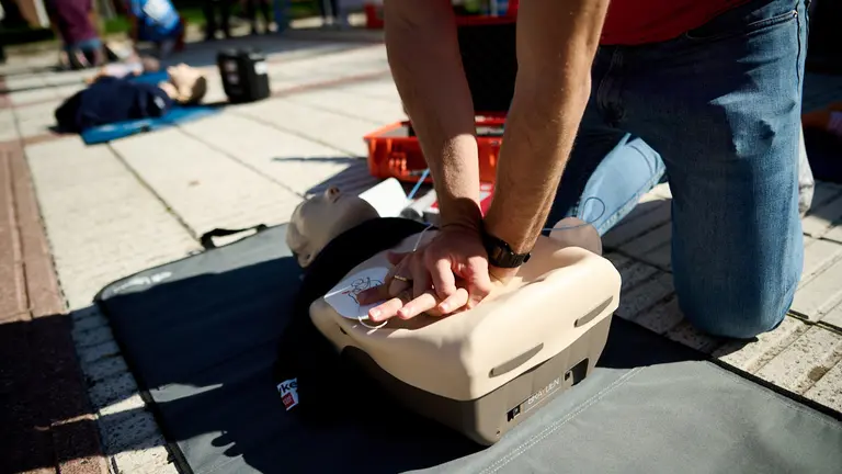 El Instituto Navarro del Deporte a trav&eacute;s del Centro de Estudios, Investigaci&oacute;n y Medicina del Deporte (CEIMD) organiza, con motivo de la celebraci&oacute;n del D&iacute;a Mundial de la Parada Card&iacute;aca, una demostraci&oacute;n de reanimaci&oacute;n cardiopulmonar conjunta. PABLO LASAOSA