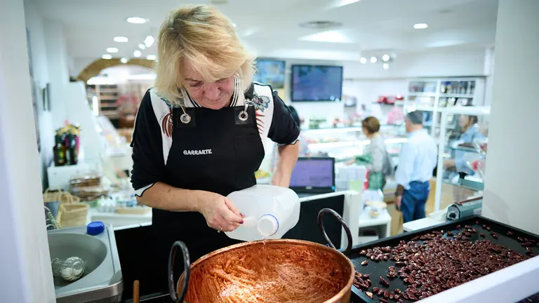 Yolanda L&oacute;pez, de Confiter&iacute;a Garrarte, en la calle Estafeta 28 de Pamplona. PABLO LASAOSA