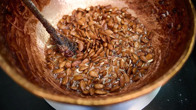 Yolanda L&oacute;pez, de Confiter&iacute;a Garrarte, en la calle Estafeta 28 de Pamplona. PABLO LASAOSA