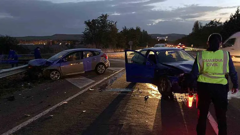 La Guardia Civil de Navarra atiende un accidente de tr&aacute;fico. GUARDIA CIVIL