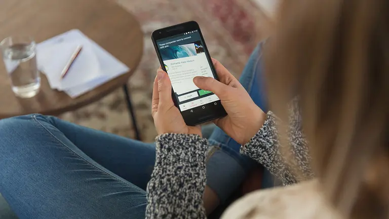 Una chica sostiene en su manos un tel&eacute;fono m&oacute;vil. UNPLASH