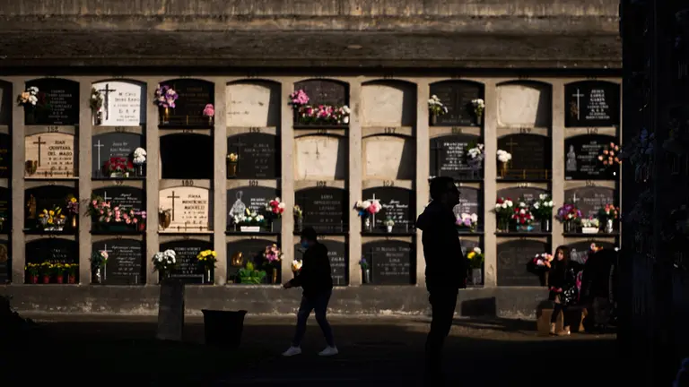 Cientos de personas asisten al cementeri de Pamplona con motivo del d&iacute;a de Todos los Santos. PABLO LASAOSA