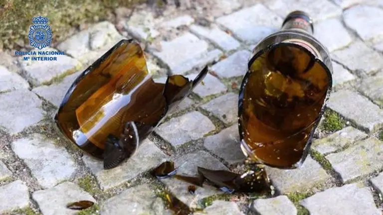 Imagen de la botella partida con la que el atacante golpe&oacute; a la v&iacute;ctima. CEDIDA