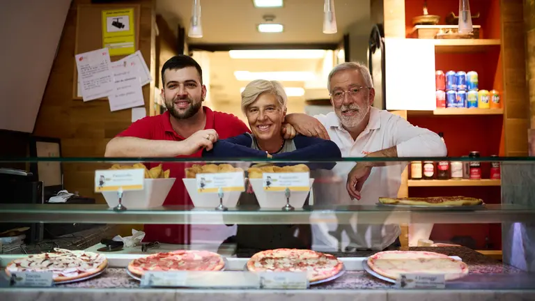 Giacobbe Berardi, Lourdes y su hijo Andrea, due&ntilde;os de la Pulcinella en la calle San Miguel 22. PABLO LASAOSA