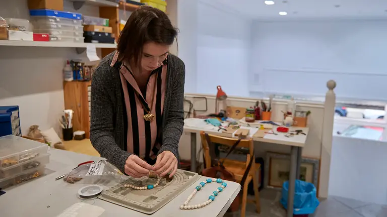 Andrea Rubio Hern&aacute;ndez ha abierto la tienda taller Carliart, de bisuter&iacute;a artesana, en Pamplona. IRANZU LARRASOA&Ntilde;A