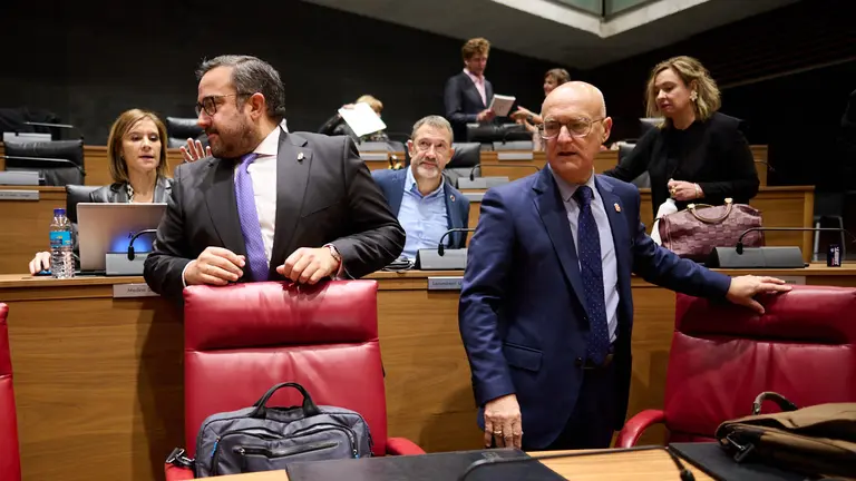 Javier Rem&iacute;rez junto a Bernardo Ciriza antes de comenzar el debate sobre el Estado de la Comunidad. PABLO LASAOSA