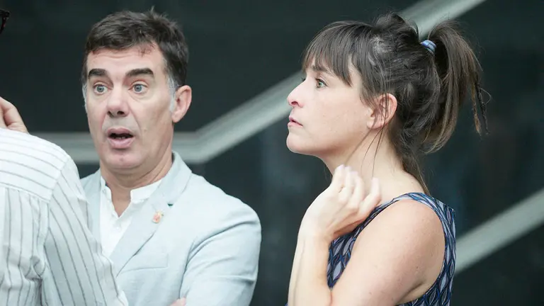 El consejero de Pol&iacute;ticas Migratorias y Justicia del Gobierno de Navarra, Eduardo Santos, y la coordinadora de Podemos de la Comunidad foral, Bego&ntilde;a Alfaro, conversan durante una sesi&oacute;n plenaria en el Parlamento de Navarra, a 8 de septiembre de 2022, en Navarra (Espa&ntilde;a). Durante el pleno, se han abordado cuestiones como la regulaci&oacute;n de unos servicios m&iacute;nimos de atenci&oacute;n presencial al cliente de las entidades bancarias; la deflactaci&oacute;n de la tarifa del IRPF; la retirada del proyecto de Decreto Foral por el que se aprueba el Plan de recuperaci&oacute;n y conservaci&oacute;n de las aves esteparias de Navarra y se designa la Zona de Especial Protecci&oacute;n para las Aves 'Agroestepas de Navarra' y la realizaci&oacute;n de un an&aacute;lisis del exceso de mortalidad generado por las altas temperaturas este verano que prevengan los efectos del calor en la poblaci&oacute;n.
08 SEPTIEMBRE 2022;NAVARRA;PLENO;DEFLACTACI&Oacute;N;IRPF;DECRETO FORAL
Eduardo Sanz / Europa Press
(Foto de ARCHIVO)
08/9/2022