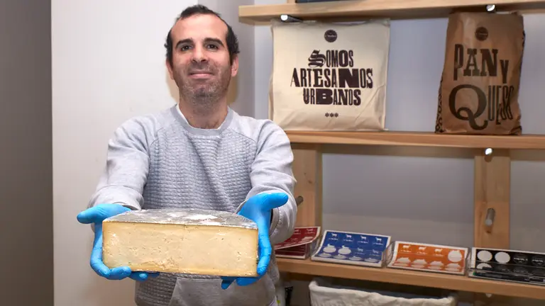 Quesos l'Atelier en la calle Pintor Crisp&iacute;n de Pamplona. I&Ntilde;IGO ALZUGARAY