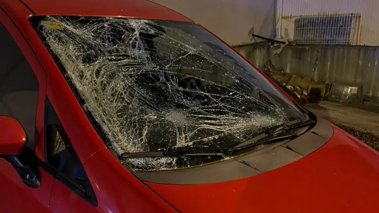 Estado en el que ha quedado la luna del coche que ha provocado el atropello. POLIC&Iacute;A FORAL