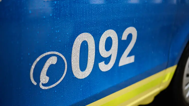 El alcalde Pamplona, Enrique Maya, junto con el jefe de Polic&iacute;a Municipal, Javier Goya, y el director de Seguridad Ciudadana, Patxi Fern&aacute;ndez, presenta los nuevos veh&iacute;culos que componen la flota de Polic&iacute;a Municipal. PABLO LASAOSA