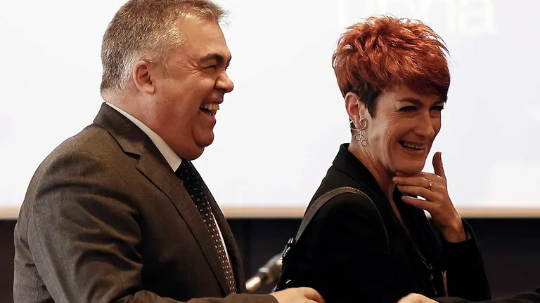 El secretario de Organizaci&oacute;n del PSOE y diputado navarro, Santos Cerd&aacute;n, junto a la parlamentaria de EH Bildu Bakartxo Ruiz al termino de la conferencia que ha pronunciado este martes en el Foro SER Navarra con la conferencia "El peligro de la desigualdad: proteger para avanzar". Cerd&aacute;n ha anunciado que en breve se cerrar&aacute; el acuerdo entre los gobiernos central y foral que posibilitar&aacute; el reglamento que desarrolla la ley foral de Polic&iacute;as, por lo que a puesto en valor el di&aacute;logo, tambi&eacute;n para la convivencia, punto en el que ha defendido los acuerdos con EH Bildu tras la "transici&oacute;n" realizada por la coalici&oacute;n abertzale.EFE/ Jesus Diges