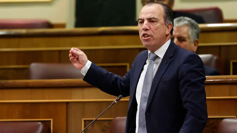 El diputado de Navarra Suma Carlos Adanero, durante su intervenci&oacute;n en el pleno del Congreso que debate y vota, este mi&eacute;rcoles, el proyecto de Presupuestos Generales del Estado de 2023. EFE/Javier Liz&oacute;n