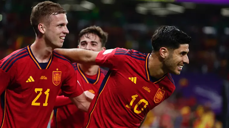 Dani Olmo y Marco Asensio en el partido Espa&ntilde;a - Costa Rica en el Mundial de Qatar. Europa Press.