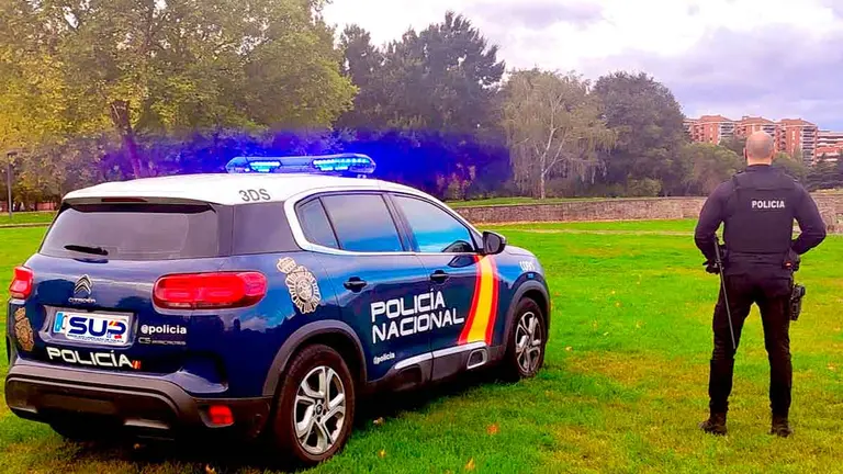 Polic&iacute;a Nacional en la Vuelta del Castillo de Pamplona. POLIC&Iacute;A NACIONAL